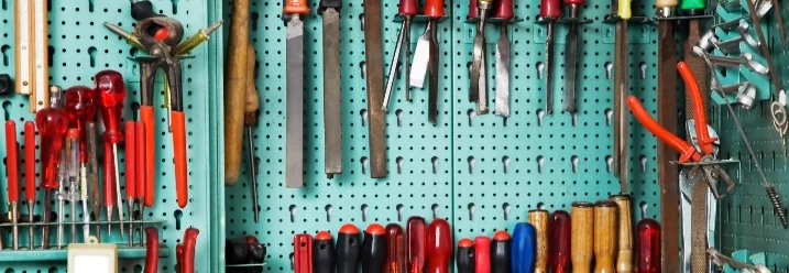 Werkzeuge an einer Werkzeugwand